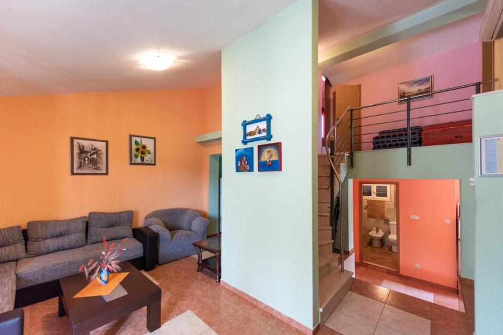 Posedenie v ubytovaní Apartment in Vinišce with Balcony, Air condition, WIFI, Washing machine (4753-7)