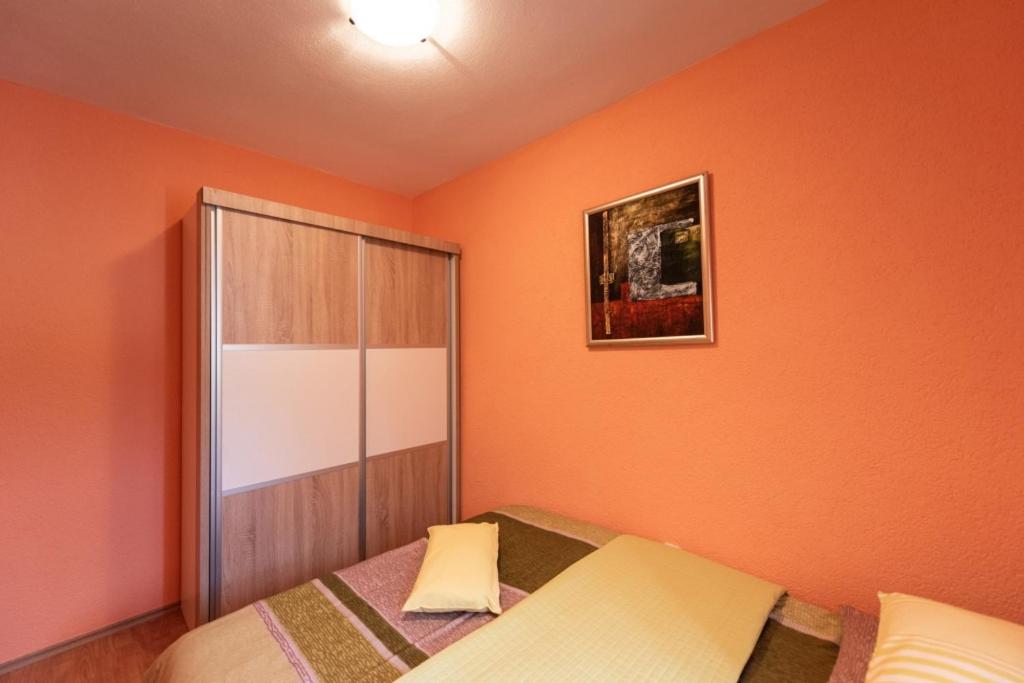 Posteľ alebo postele v izbe v ubytovaní Apartment in Vinišce with Balcony, Air condition, WIFI, Washing machine (4753-7)
