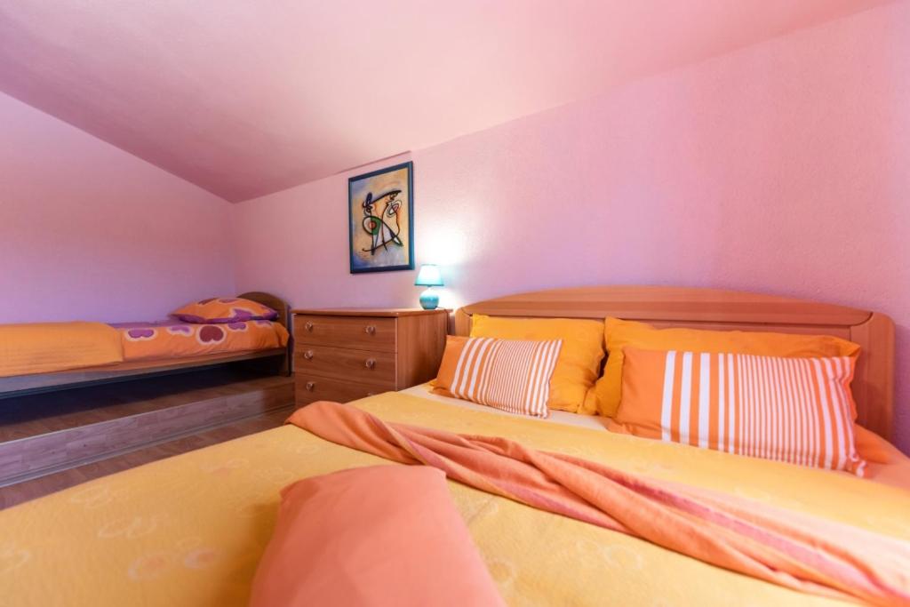 Posteľ alebo postele v izbe v ubytovaní Apartment in Vinišce with Balcony, Air condition, WIFI, Washing machine (4753-7)