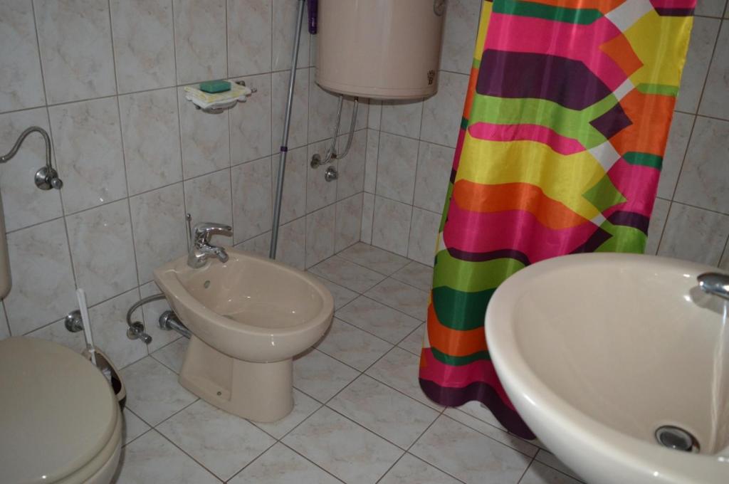 Kúpeľňa v ubytovaní Apartment in Vinišce with Balcony, Air condition, WIFI, Washing machine (4753-7)