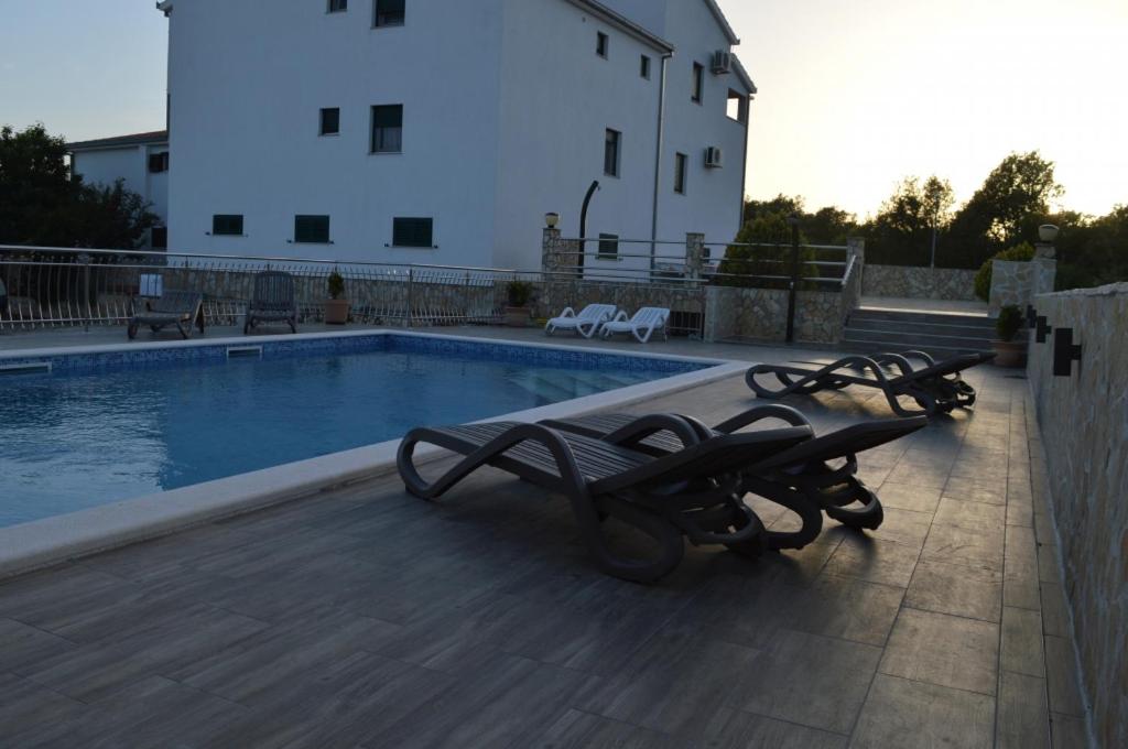 Bazén v ubytovaní Apartment in Vinišce with Balcony, Air condition, WIFI, Washing machine (4753-7) alebo v jeho blízkosti