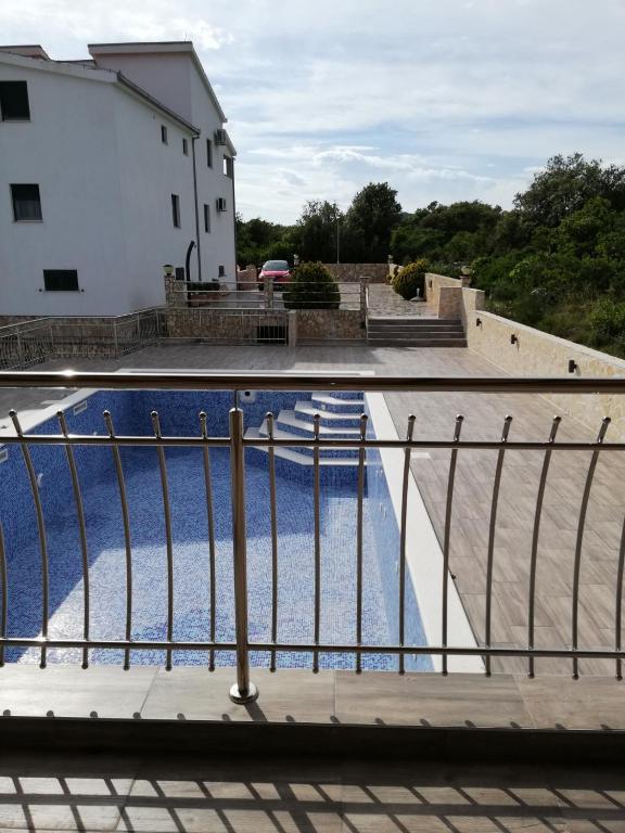 Bazén v ubytovaní Apartment in Vinišce with Balcony, Air condition, WIFI, Washing machine (4753-7) alebo v jeho blízkosti