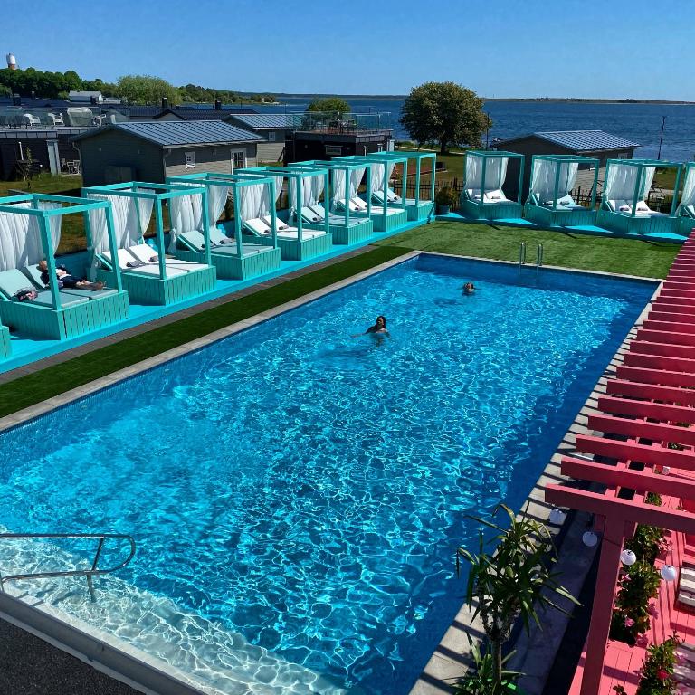 Bazén v ubytování Slite Strand resort nebo v jeho okolí