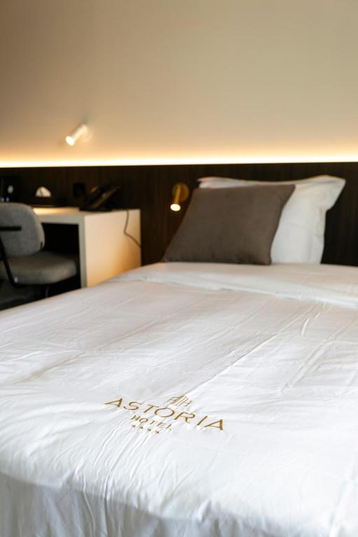 Postel nebo postele na pokoji v ubytování Hotel Astoria