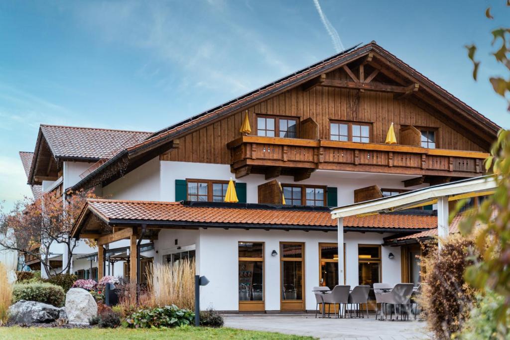 a large house with a large window at Hotel Sommer - Urlaubs- und Wellnesshotel in Füssen