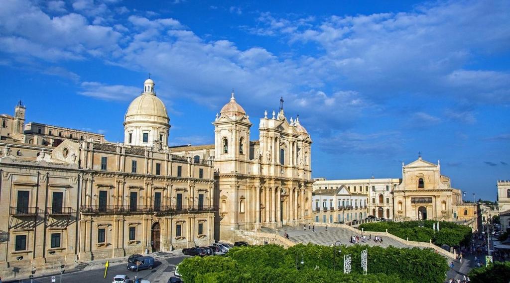 - un grand bâtiment avec deux dômes au-dessus dans l'établissement Landolina Palace Hotel, à Noto