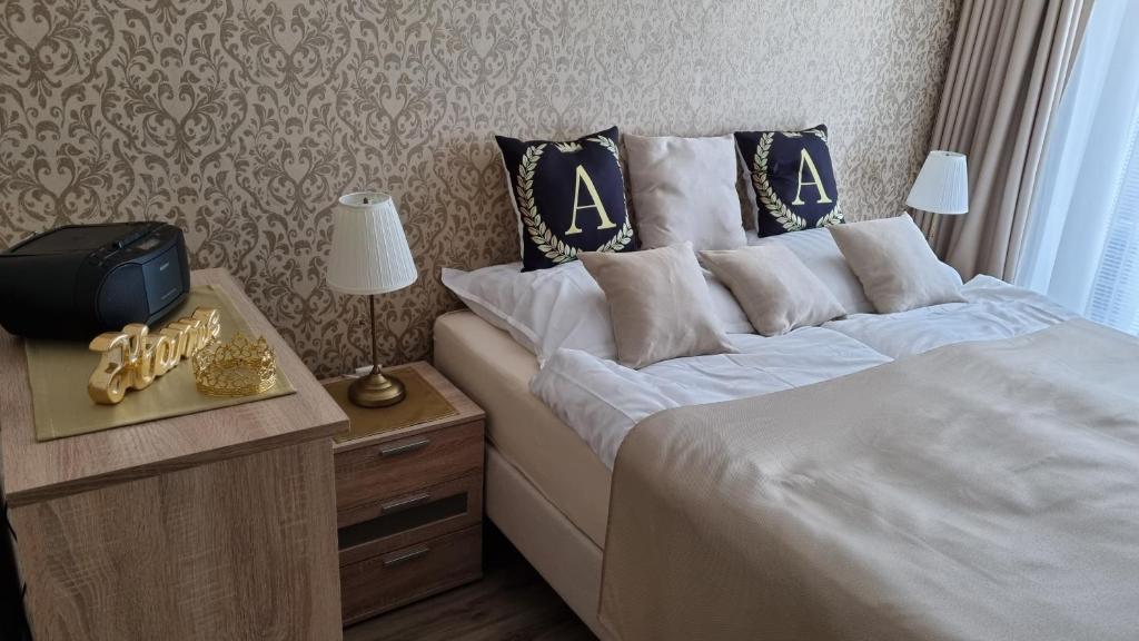 Posteľ alebo postele v izbe v ubytovaní Royal Adela Luxury Apartment, Podhájska 992