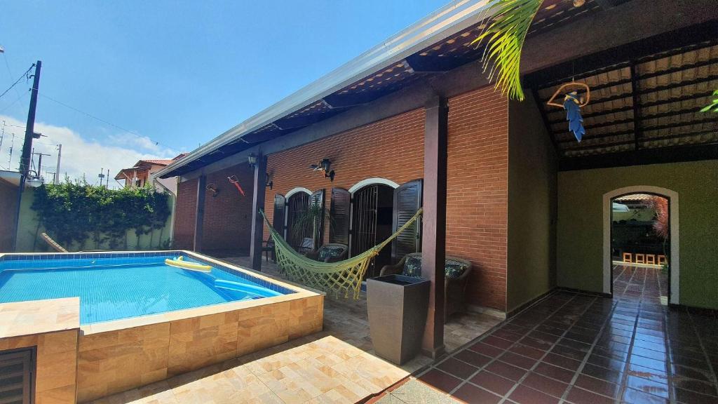 Churrasqueira, piscina, salão de jogos e lareira: uma casa para