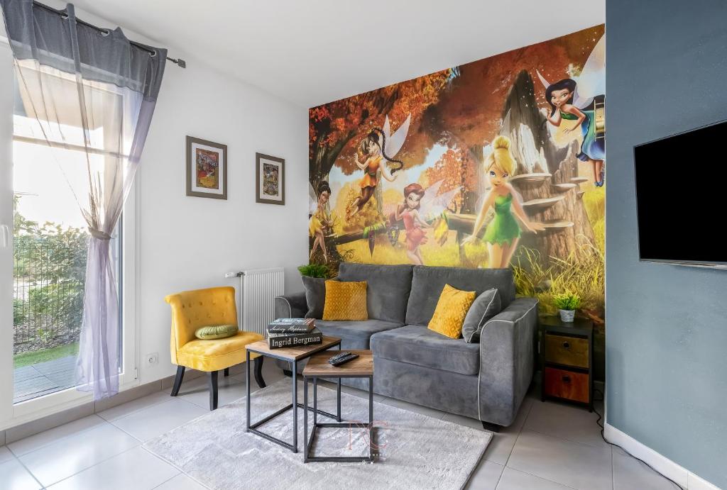 een woonkamer met een bank en een schilderij aan de muur bij Disneyland-Paris 4 pers, Parking, Wifi, Netflix in Chessy