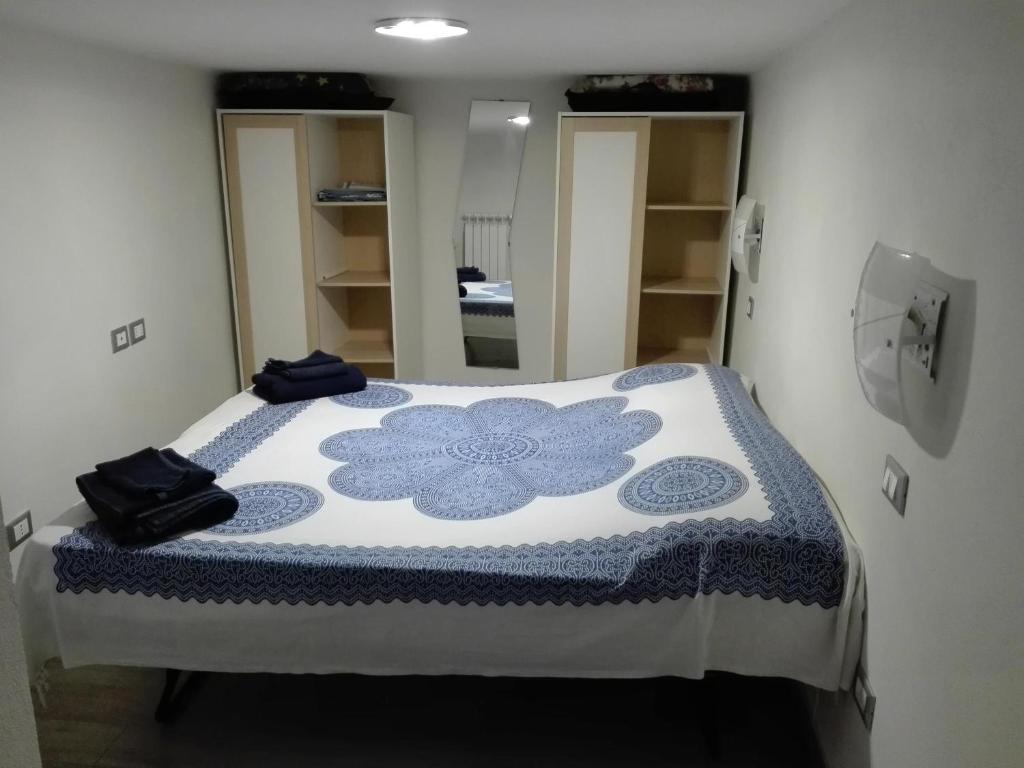 Katil atau katil-katil dalam bilik di bilocale con il mare dentro