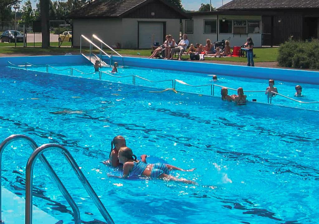 Bazén v ubytování Ätrans Stugby & Fritidsanläggning nebo v jeho okolí