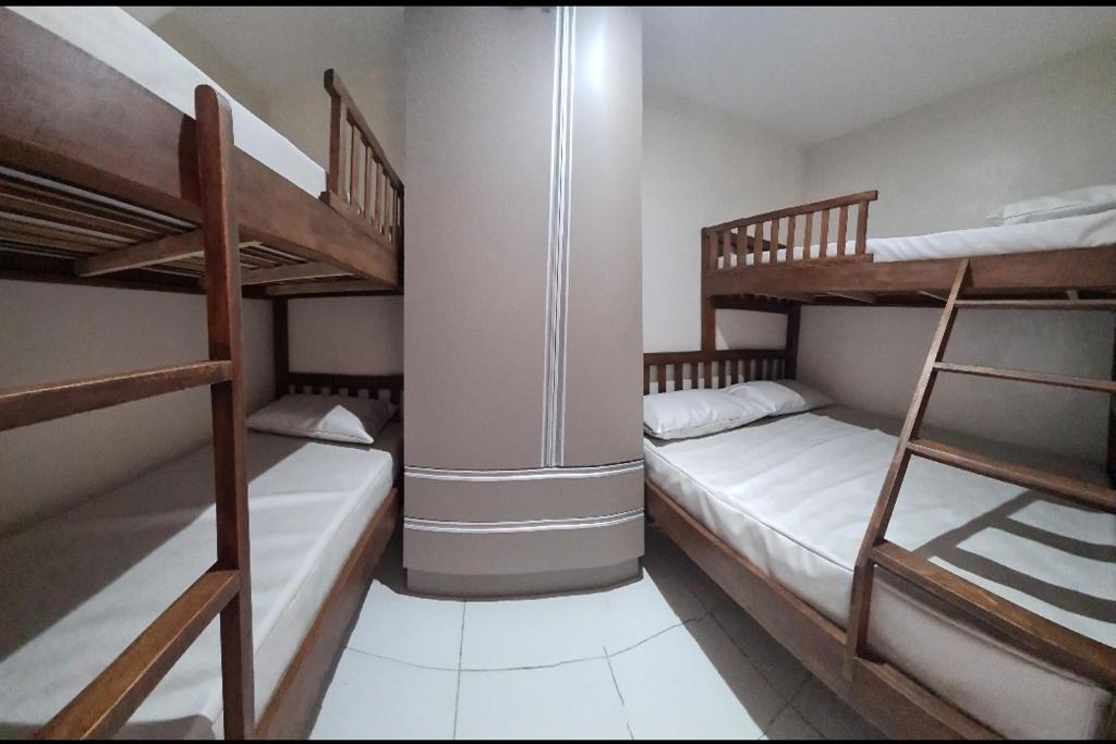 ein paar Etagenbetten in einem kleinen Raum in der Unterkunft Flats family in Gravatá