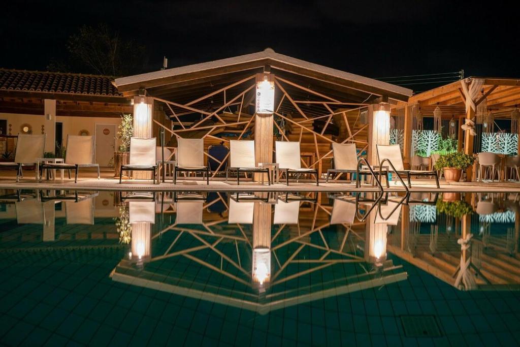 Bazén v ubytování Del Mare Beach Hotel nebo v jeho okolí