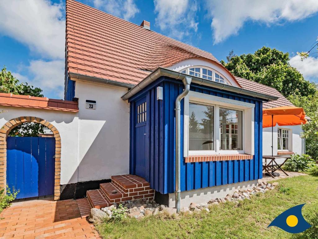 ein kleines blau-weißes Haus mit einem Fenster in der Unterkunft Das schöne Haus in Sellin