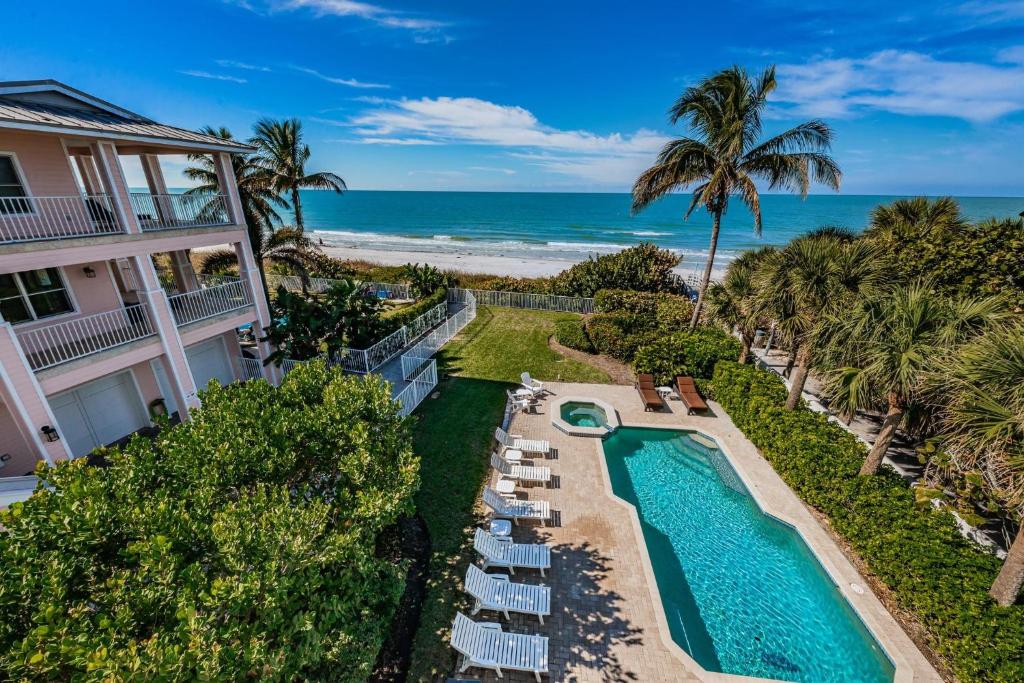 una vista aerea di un resort con piscina e spiaggia di Exclusive Aqua Escape a Clearwater Beach