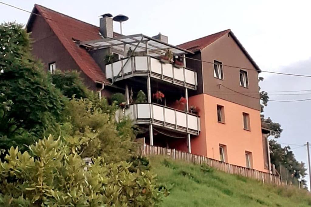 ゼープニッツにあるSchöne und ruhige Ferienwohnung in Ottendorfの丘の脇の家