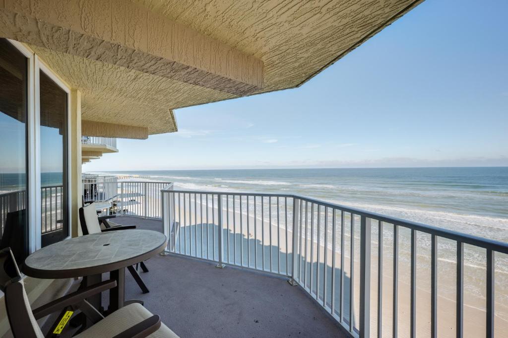 balkon ze stołem i widokiem na ocean w obiekcie Shores Club 807, 3 Bedrooms, 8th Floor, Oceanfront, Sleeps 8 w mieście Daytona Beach