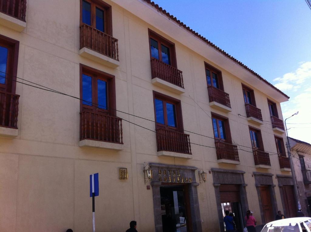 - un bâtiment avec des balcons sur le côté dans l'établissement Hotel Universo, à Ayacucho