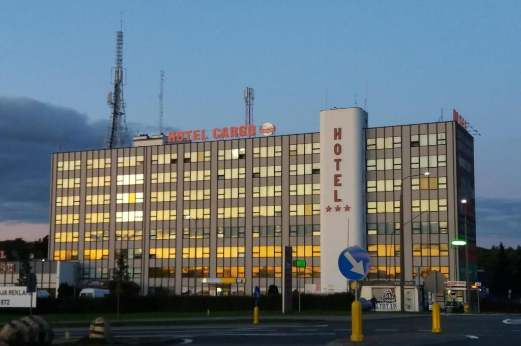スウビツェにあるホテル カーゴの看板が立つ大きな建物