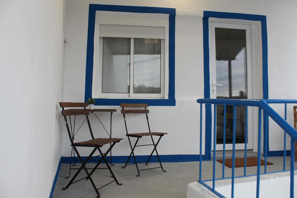 una habitación con dos sillas y una ventana en Amiais River Beach House, en Amiães de Baixo