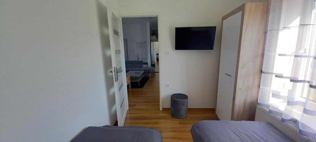 Televízia a/alebo spoločenská miestnosť v ubytovaní BE-LE-VALÓ APARTMAN