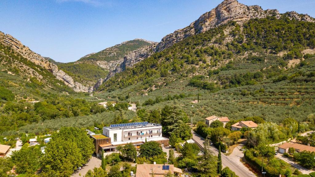 uma vista aérea de uma aldeia nas montanhas em LA FONTAINE D'ANNIBAL em Buis-les-Baronnies