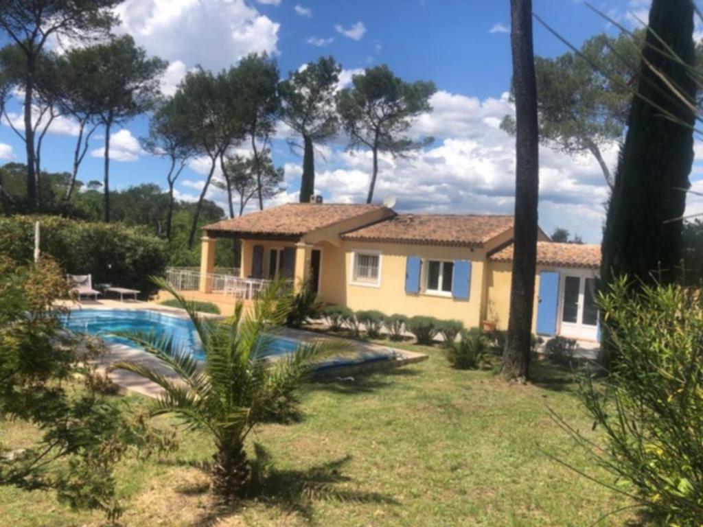 une maison avec une piscine dans la cour dans l'établissement Charmante Villa avec piscine chauffée et terrain de pétanque, au Thoronet