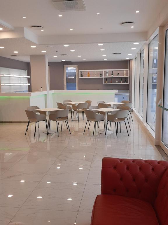 Część wypoczynkowa w obiekcie Nuovo HOTEL SETTIBI 20m dalla spiaggia