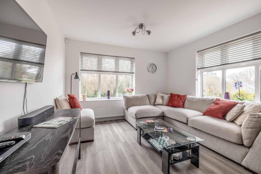 a living room with a couch and a table at STYLISH HOME @ VIRGINIA WATER LAKE & FREE PARKING in Englefield Green