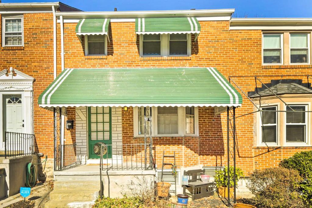 un toldo verde en la parte delantera de una casa de ladrillo en Baltimore Home Less Than 2 Mi to Dtwn Towson, en Baltimore