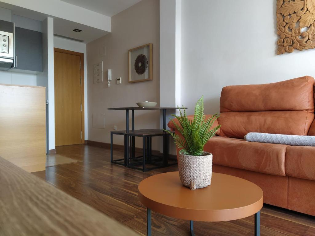 uma sala de estar com um sofá e uma mesa em Lujoso apartamento en Oliva em Oliva