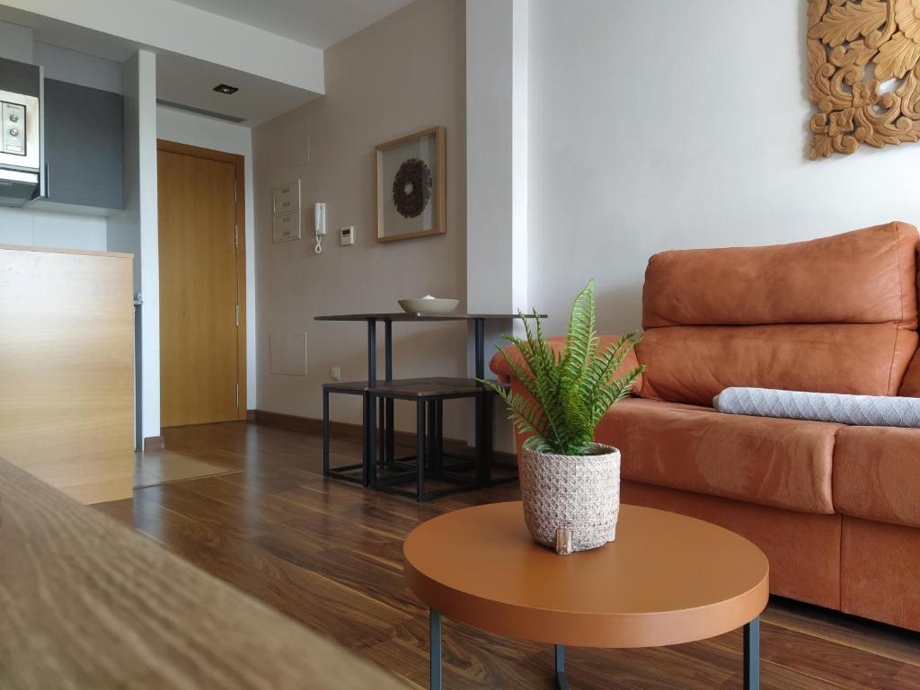 オリーバにあるLujoso apartamento en Olivaのリビングルーム(ソファ、テーブル付)