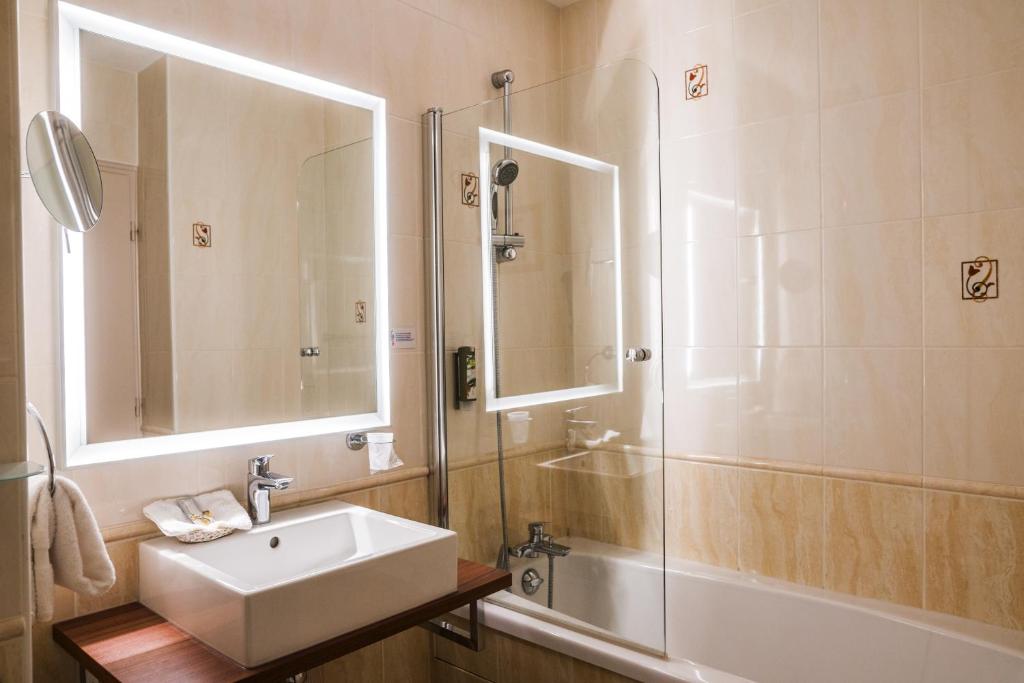 Koupelna v ubytování Logis Hotel Le Petit Casset