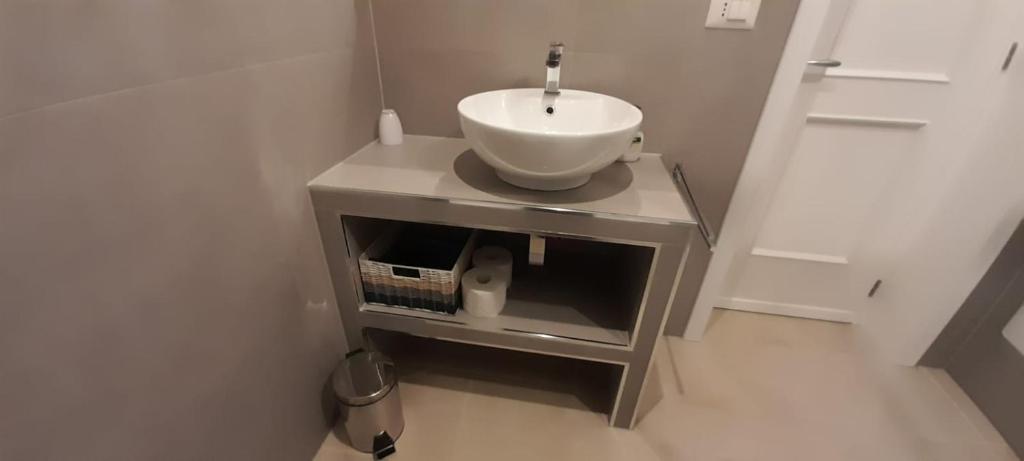 W łazience znajduje się biała umywalka i blat. w obiekcie casa vacanze Laura s/c w mieście Lecce