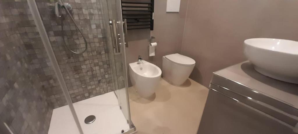 W łazience znajduje się prysznic, umywalka i toaleta. w obiekcie casa vacanze Laura s/c w mieście Lecce