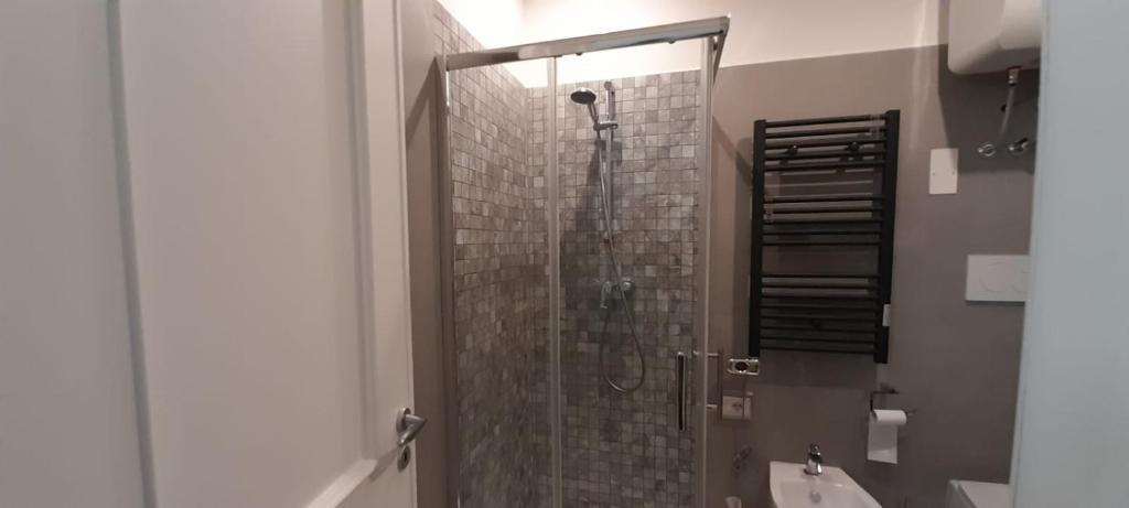 łazienka z prysznicem, toaletą i umywalką w obiekcie casa vacanze Laura s/c w mieście Lecce