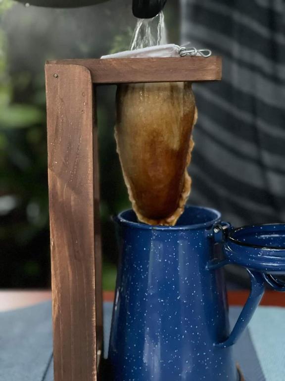 Příslušenství pro přípravu čaje a kávy v ubytování Aracari Garden Hostel