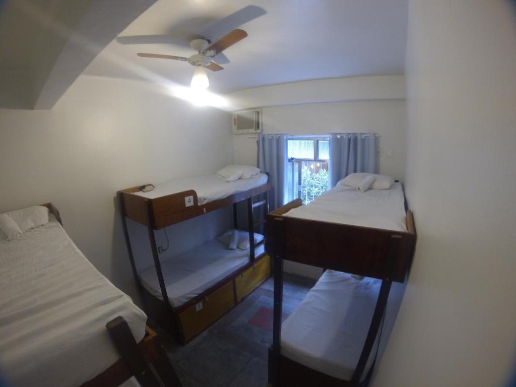 Habitación con 2 literas y ventilador de techo. en Copacabana Hostel, en Río de Janeiro