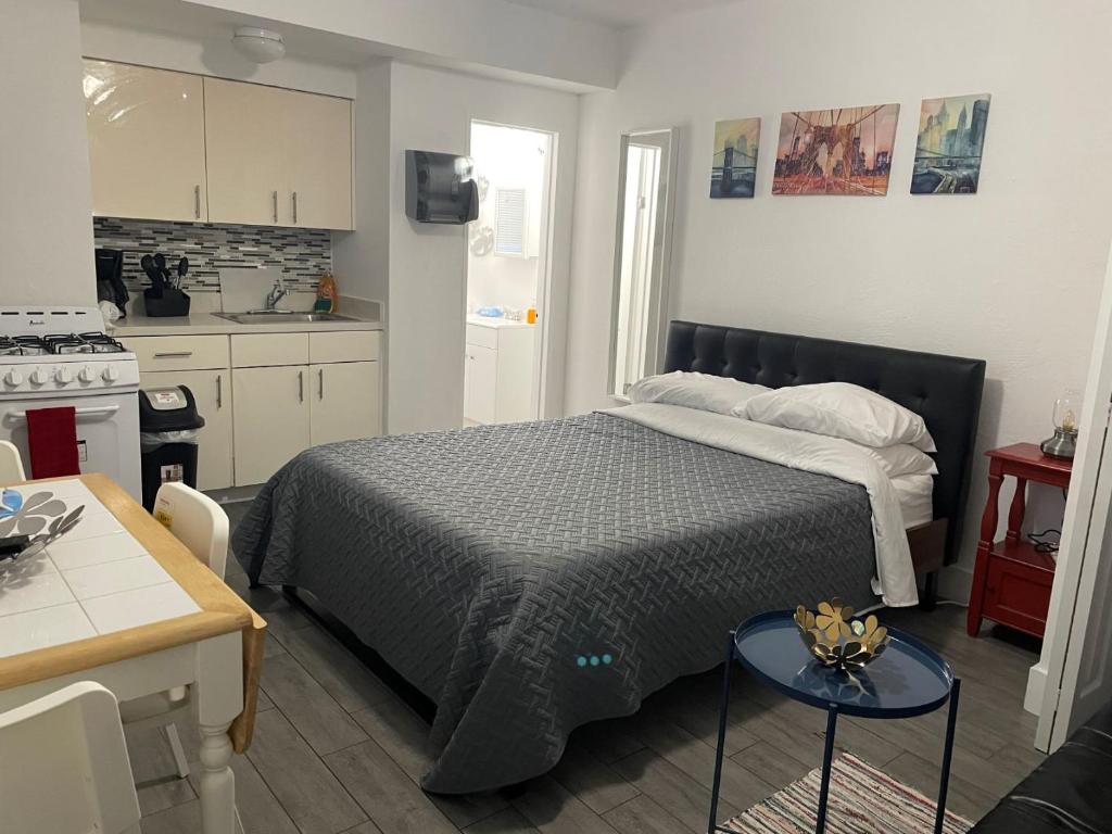 a small bedroom with a bed and a kitchen at trendy Studios in Hollywood in Hollywood