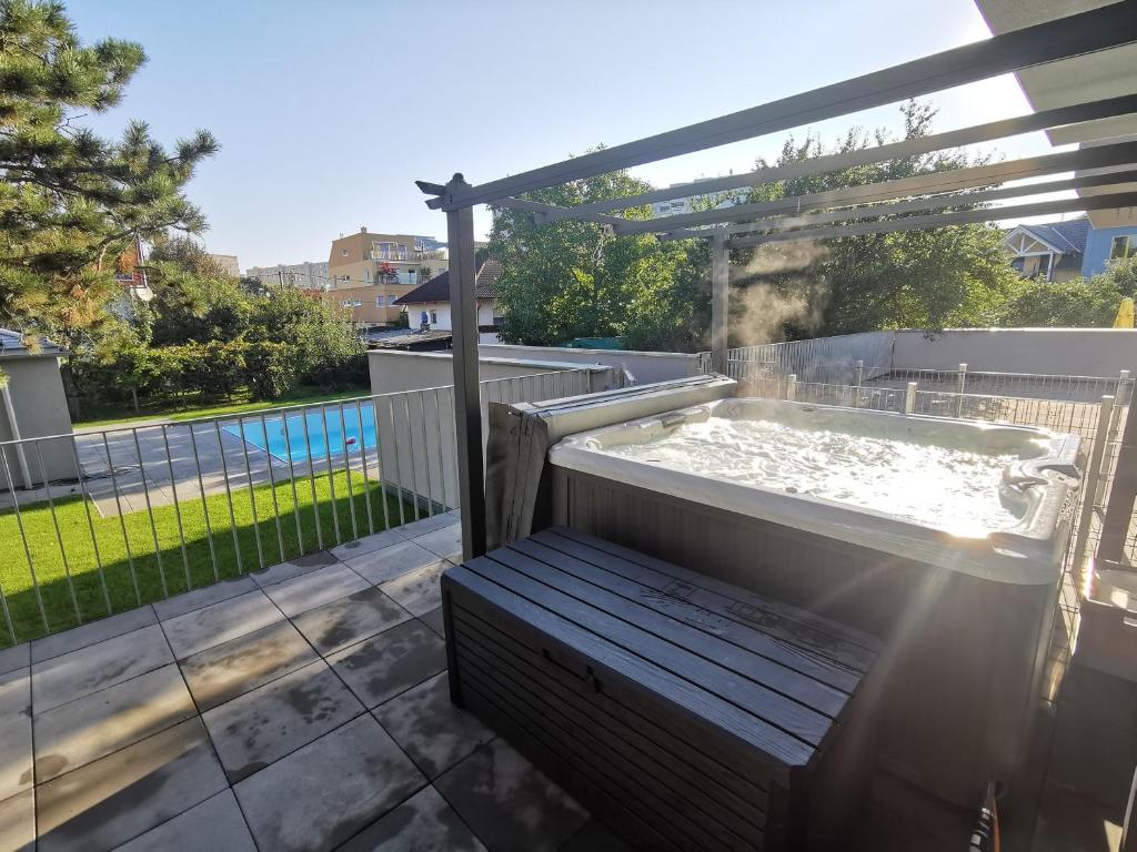 Bazén v ubytování Dream Getaway Apartment with Jacuzzi and Pool nebo v jeho okolí