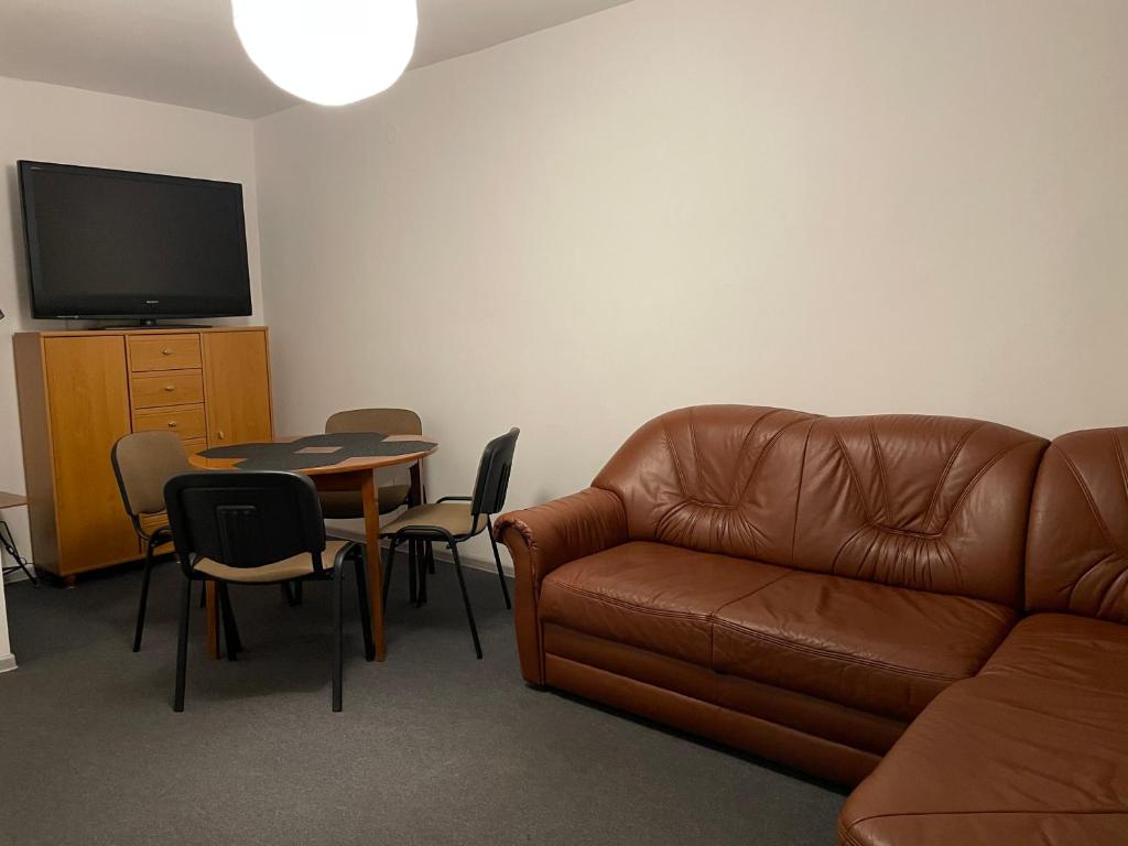 sala de estar con sofá y mesa con sillas en Mieszkanie 2 pokojowe en Gdansk