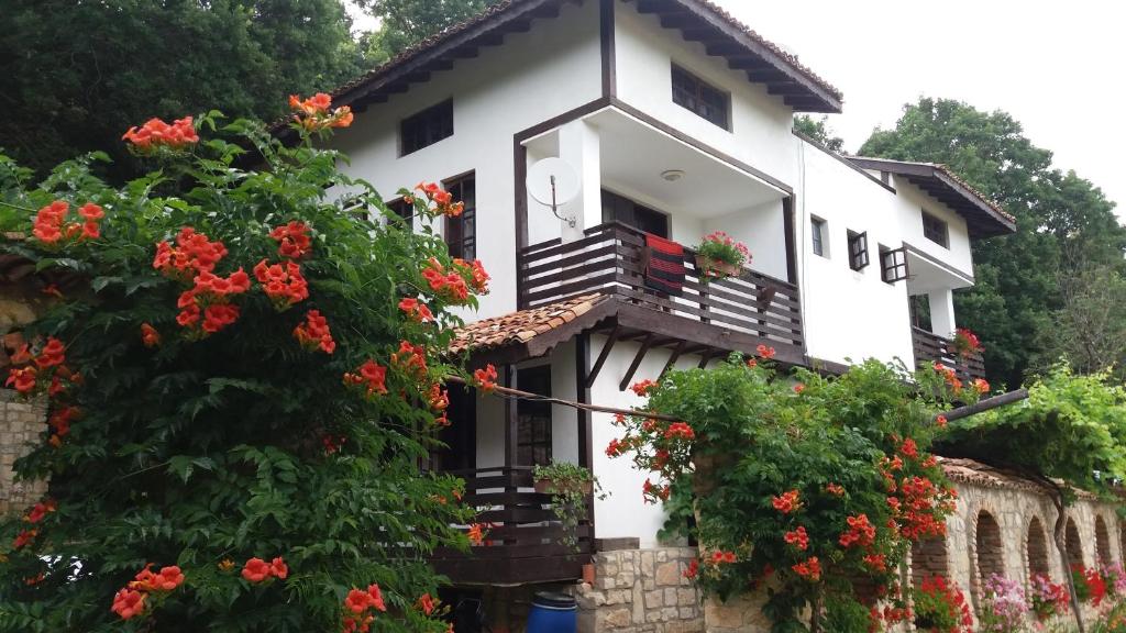 ein weißes Haus mit Blumen davor in der Unterkunft Villa Nasco in Goldstrand