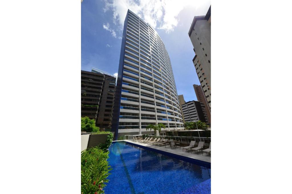 - Vistas a un edificio alto con piscina en Helbor My Way - Compactos de luxo, en Fortaleza