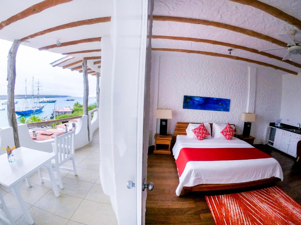 Postel nebo postele na pokoji v ubytování Hotel Angermeyer Waterfront Inn