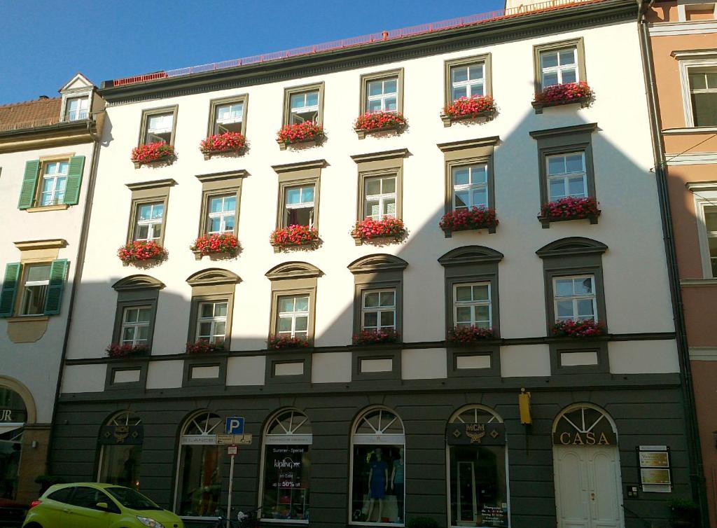 um grande edifício branco com caixas de flores em Boutique Hotel Little Venezia em Bamberg