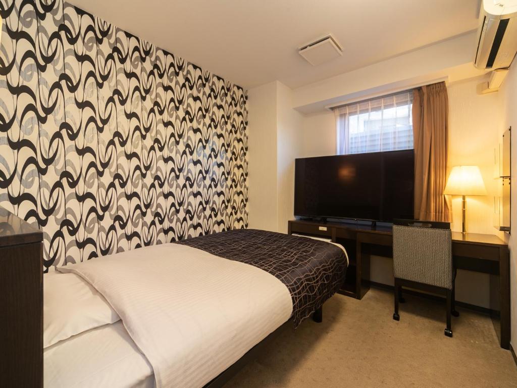 Postel nebo postele na pokoji v ubytování APA Hotel Osaka Kadomashi Ekimae