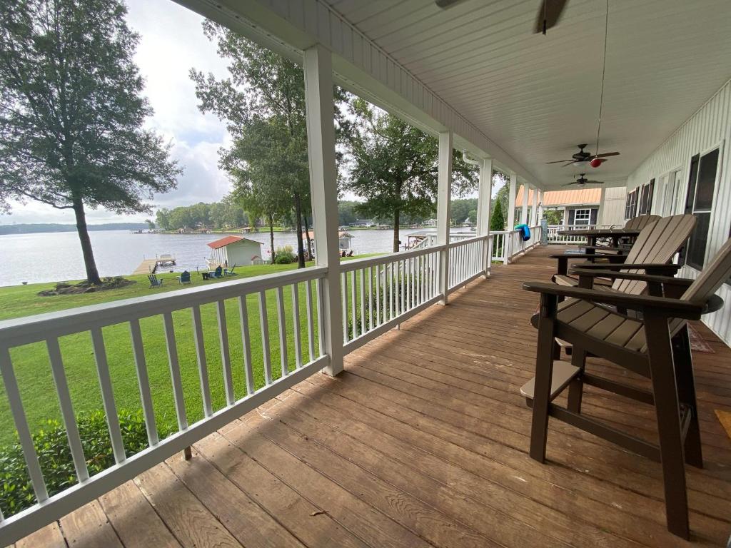 Newly renovated Leisure Lake Escape on Lake Sinclair