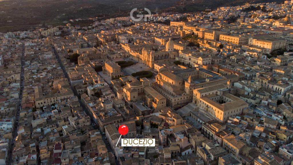 Nespecifikovaný výhled na destinaci Noto nebo výhled na město při pohledu z penzionu