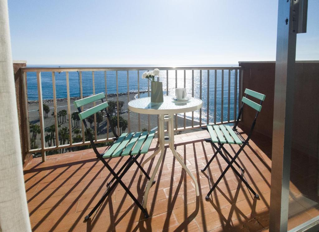 アルムニェーカルにあるIncreíble apartamento al marの海を望むバルコニー(テーブル、椅子付)