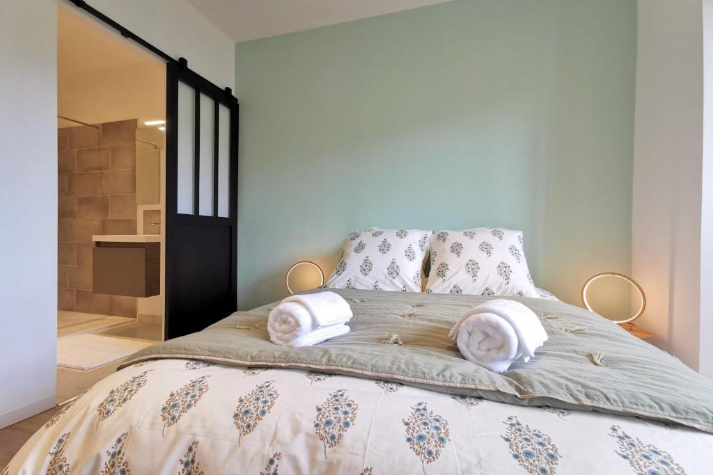 - une chambre avec un grand lit et des oreillers dans l'établissement Lovely T2 - Proche du CHU LIMOGES, à Isle